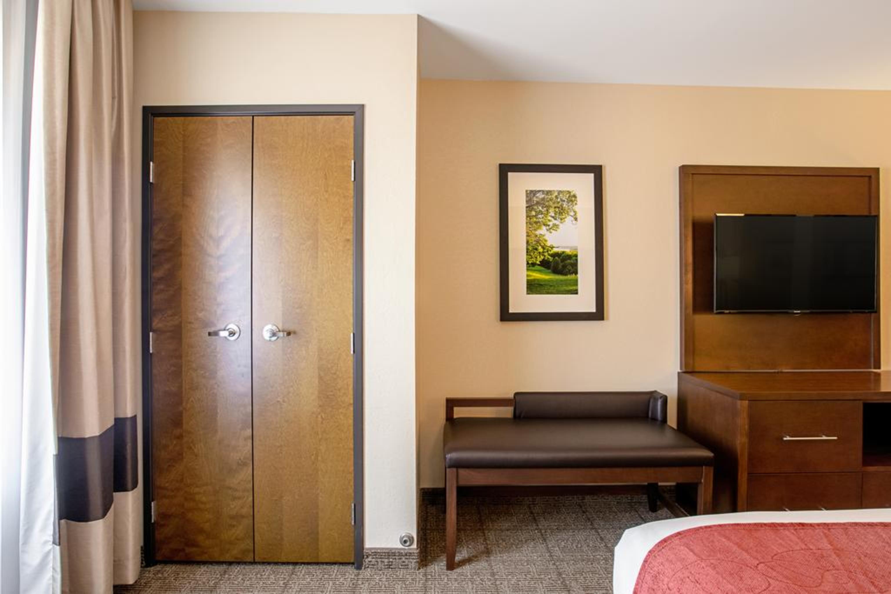Comfort Suites Fishkill Near Interstate 84 Экстерьер фото